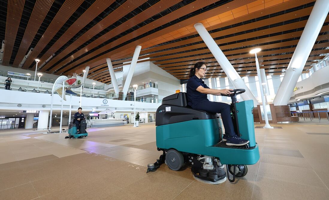 Empleados limpian el vestíbulo de llegadas en una terminal de ferry internacional en Incheon, al oeste de Seúl, Corea del Sur. Foto: EFE
