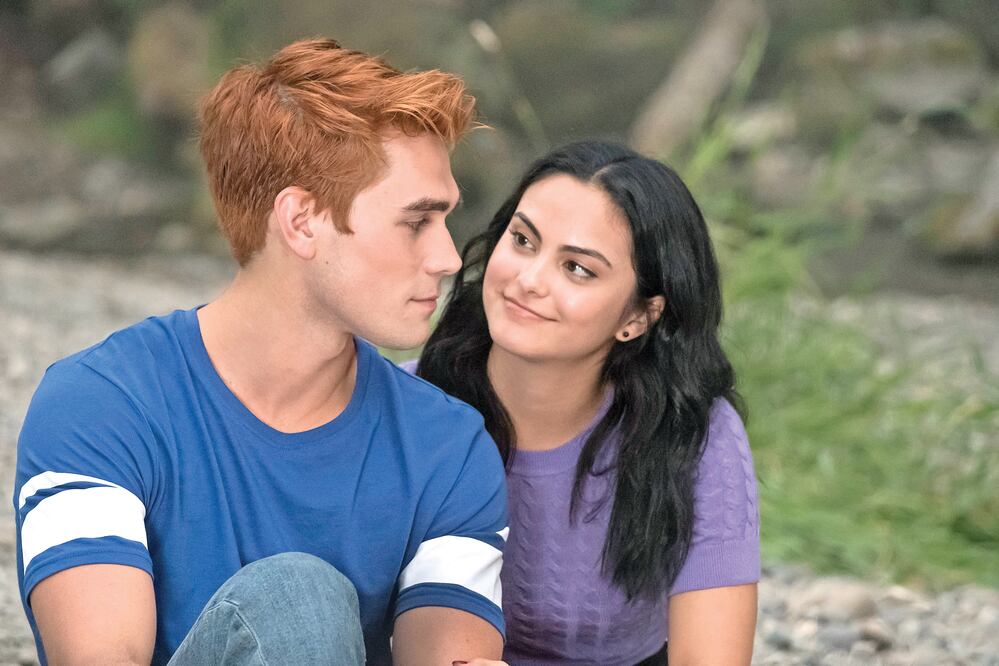 Camila Mendes da vida a Verónica, una de las amigas de Archie. FOTOS: WARNER CHANNEL