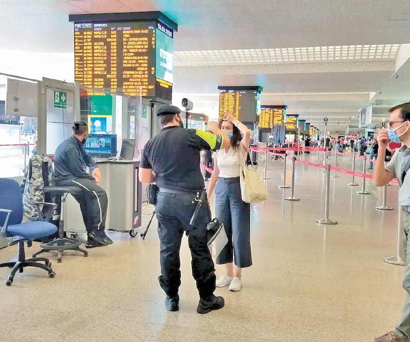 Para monitorear los signos de los usuarios, en la estación de trenes de Roma, en Italia, los trabajadores realizan un control de temperatura. En aquel país, el mayor número de contagios de Covid-19 se ha dado en las regiones del norte. Foto: INDER BUGARIN