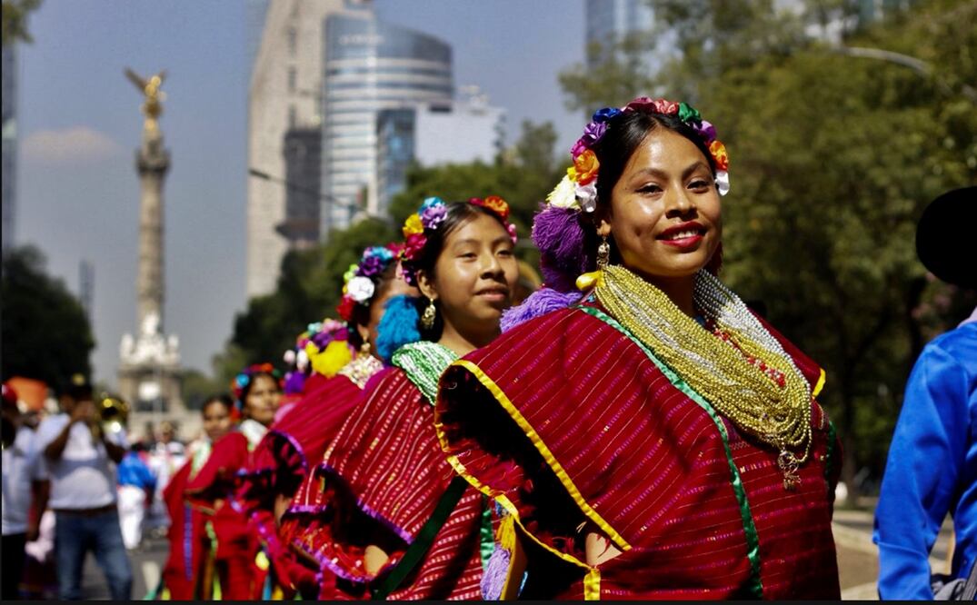 La megacalenda de pueblos indígenas se desplazó del Ángel de la Independencia sobre avenida Paseo de la Reforma al Zócalo de la Ciudad de México, el 9 de agosto de 2025. Foto Fernanda Zamora/EL UNIVERSAL