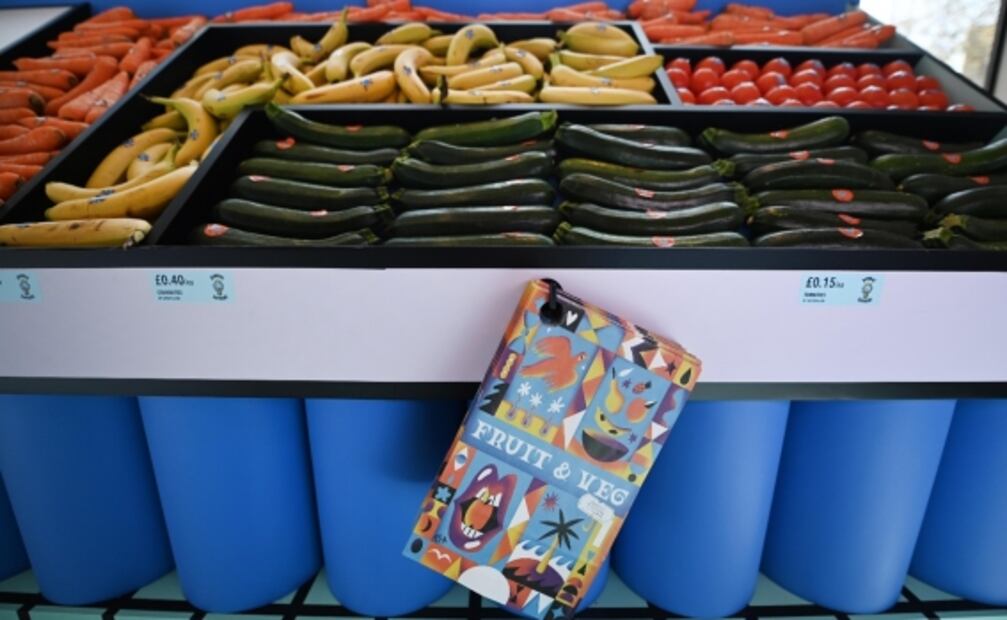 Museo en Londres burla restricciones al transformarse en un supermercado diseñado por artistas