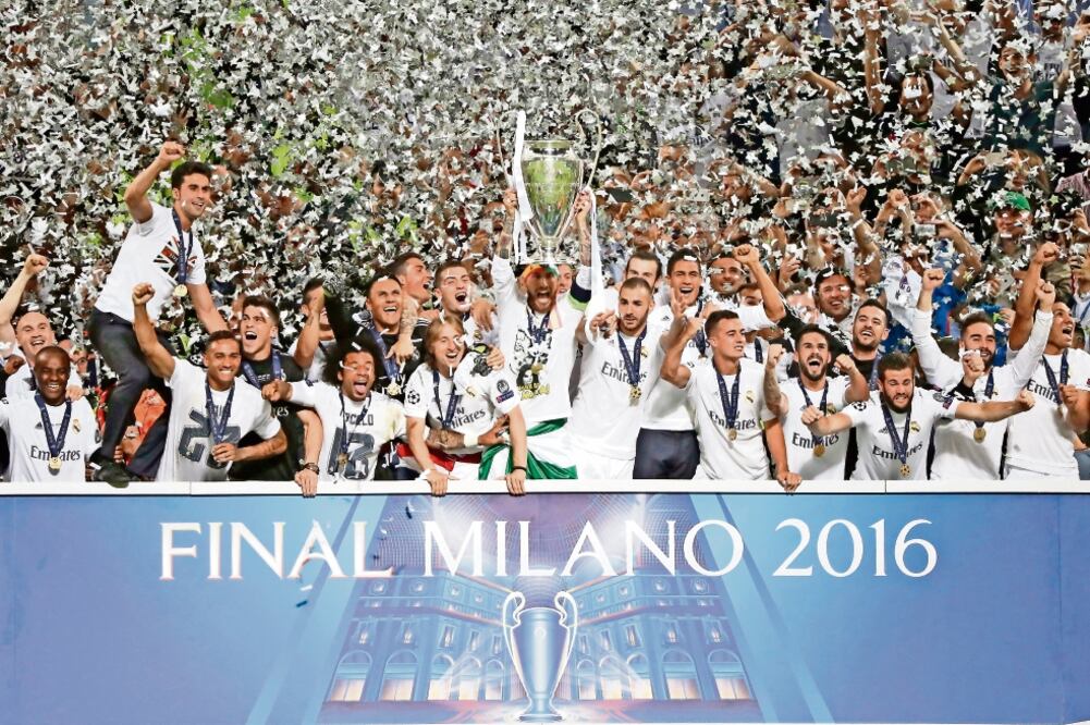 El Real Madrid se coronó en San Siro y se confirmó como el mejor equipo en la competencia europea BALLESTEROS. EFE)