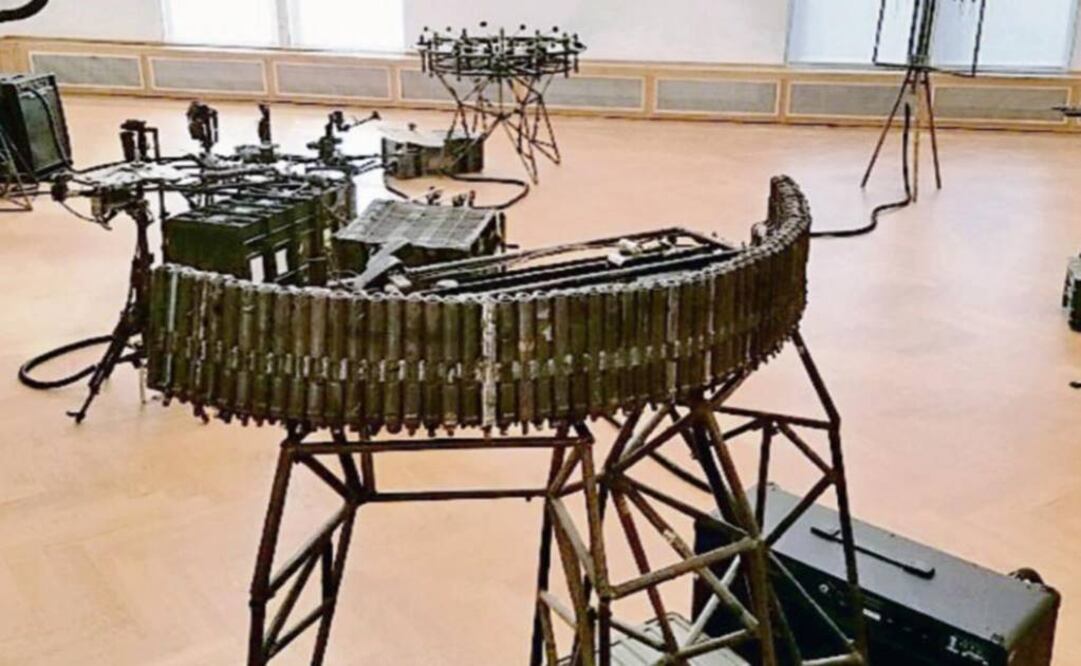“Desarme” is a mechanical orchestra made up by six sculptures created from 500 seized weapons - INDER BUGARIN / EL UNIVERSAL