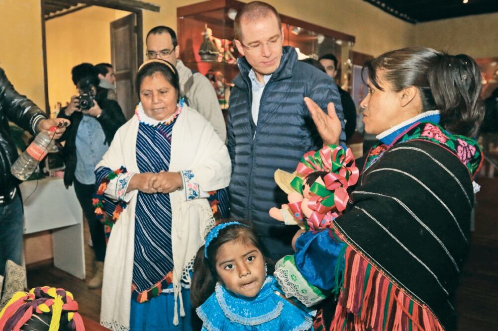 En el municipio de Amealco, Ricardo Anaya se reunió con un pequeño grupo de artesanas, quienes le confeccionaron una muñeca con su nombre. Foto: CÉSAR GÓMEZ. EL UNIVERSAL