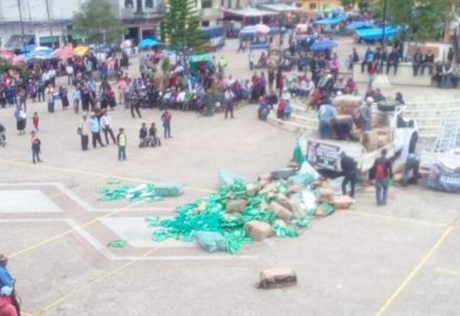 Pobladores queman propaganda política en Oxchuc, Chiapas