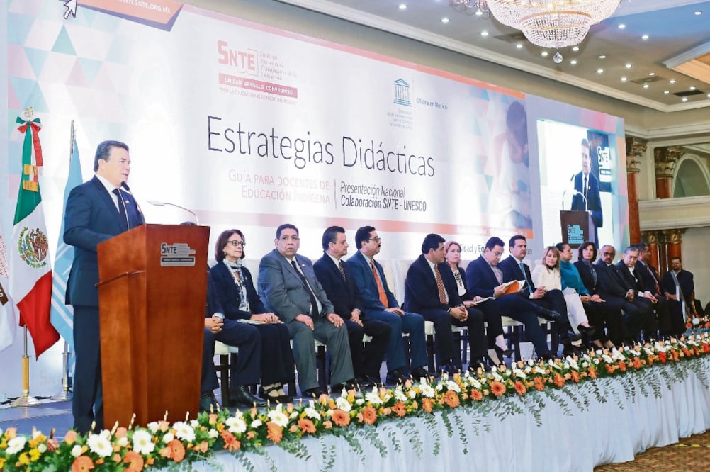 El presidente del SNTE, Juan Díaz de la Torre, encabezó la presentación de la Guía para Docentes de Educación Indígena (ARCHIVO. EL UNIVERSAL)