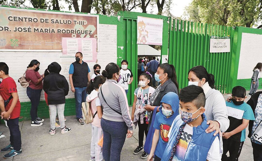 Uno de los centros de vacunación donde el jueves hubo lentitud y problemas para inocular a los niños de 10 y 11 años fue José María Rodríguez, en Viaducto, donde ayer la atención fue más fluida y eficiente. Foto: Diego Simón/EL UNIVERSAL