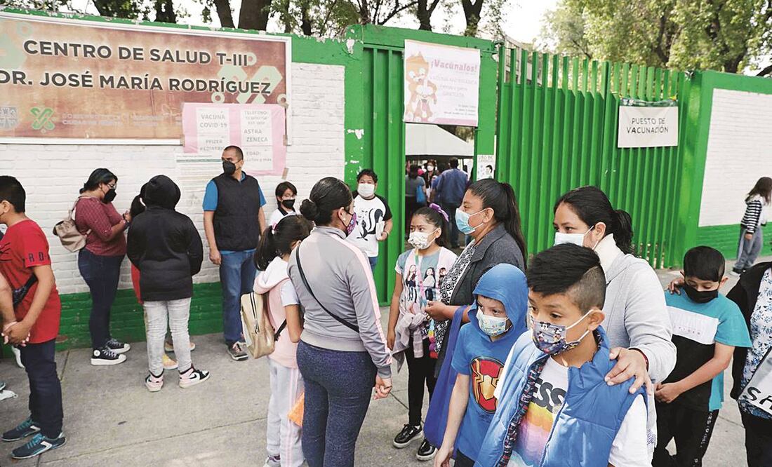 Uno de los centros de vacunación donde el jueves hubo lentitud y problemas para inocular a los niños de 10 y 11 años fue José María Rodríguez, en Viaducto, donde ayer la atención fue más fluida y eficiente. Foto: Diego Simón/EL UNIVERSAL
