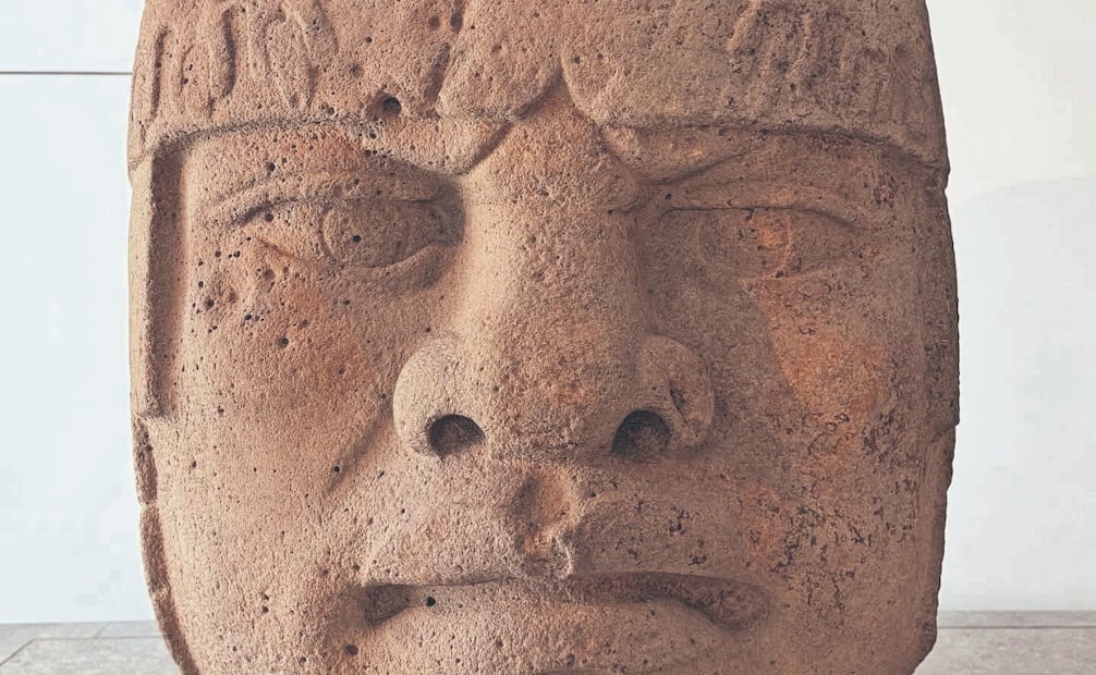 La Cabeza Colosal 5 se exhibe en el Museo Louvre Abu Dhabi. Foto: INAH