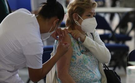 Registran 4 “eventos menores” tras aplicación de vacuna a adultos mayores en CDMX