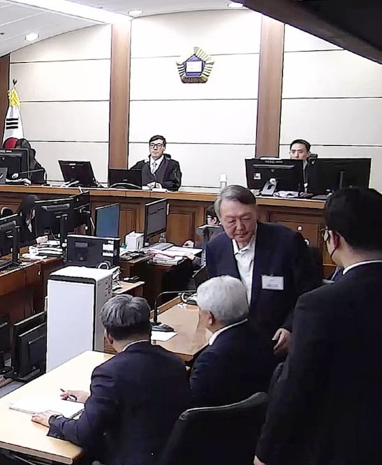 Una foto facilitada por el Tribunal del Distrito Central de Seúl muestra al expresidente Yoon Suk Yeol saliendo de la sala del tribunal en Seúl, Corea del Sur. Foto: EFE