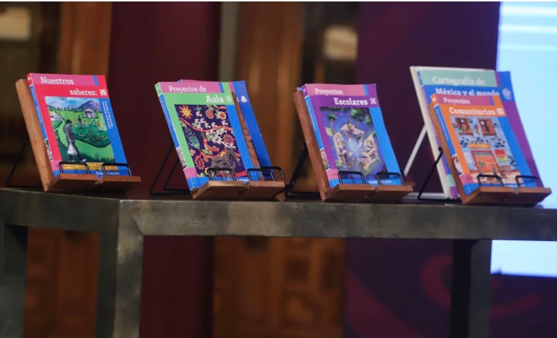 Exposición de libros de texto gratuitos en conferencia de prensa de la SEP. 

Foto: Berenice Fregoso El Universal