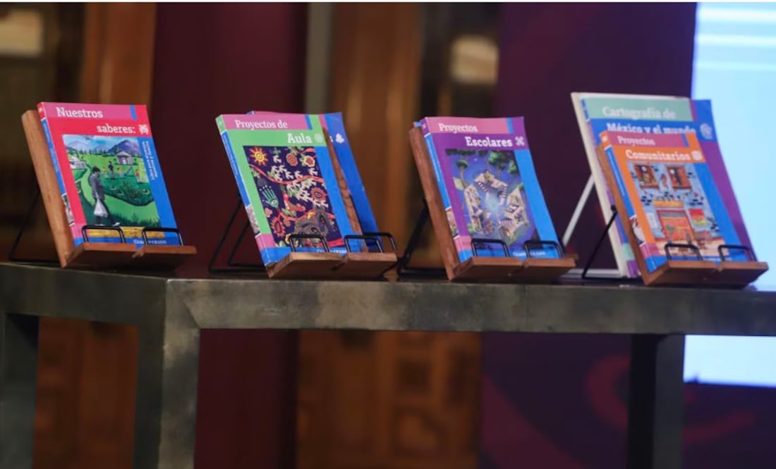 Exposición de libros de texto gratuitos en conferencia de prensa de la SEP. Foto: Berenice Fregoso El Universal