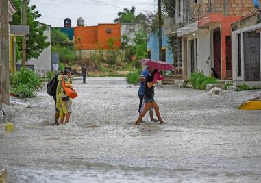 Morelos: se desborda canal en Zacatepec; provoca inundaciones en 30 casas