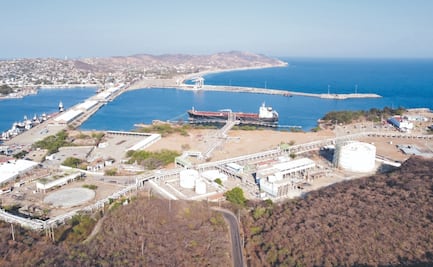 Salineros de Oaxaca, entre los estragos del rompeolas y la contaminación de Pemex