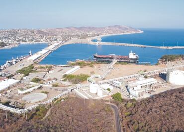 Salineros de Oaxaca, entre los estragos del rompeolas y la contaminación de Pemex