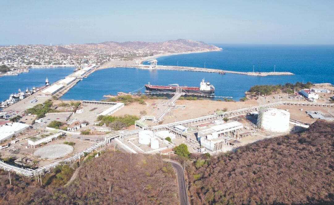 El 26 de febrero de 2024 el gobierno federal inauguró el rompeolas de Salina Cruz, con una extensión de mil 600 metros, con el objetivo de facilitar la llegada de embarcaciones mercantiles al puerto.  Foto: Archivo/ EL UNIVERSAL