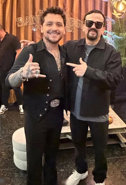 El productor musical, compositor y músico Cruz Martínez presume foto con Christian Nodal.