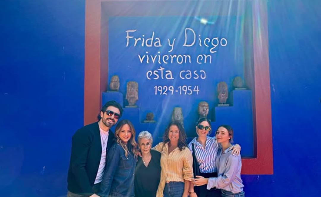 Luis Carlos Origel , Andrea Legarreta y las hijas de la conductora, visitan la Casa Azul, en la Ciudad de México.