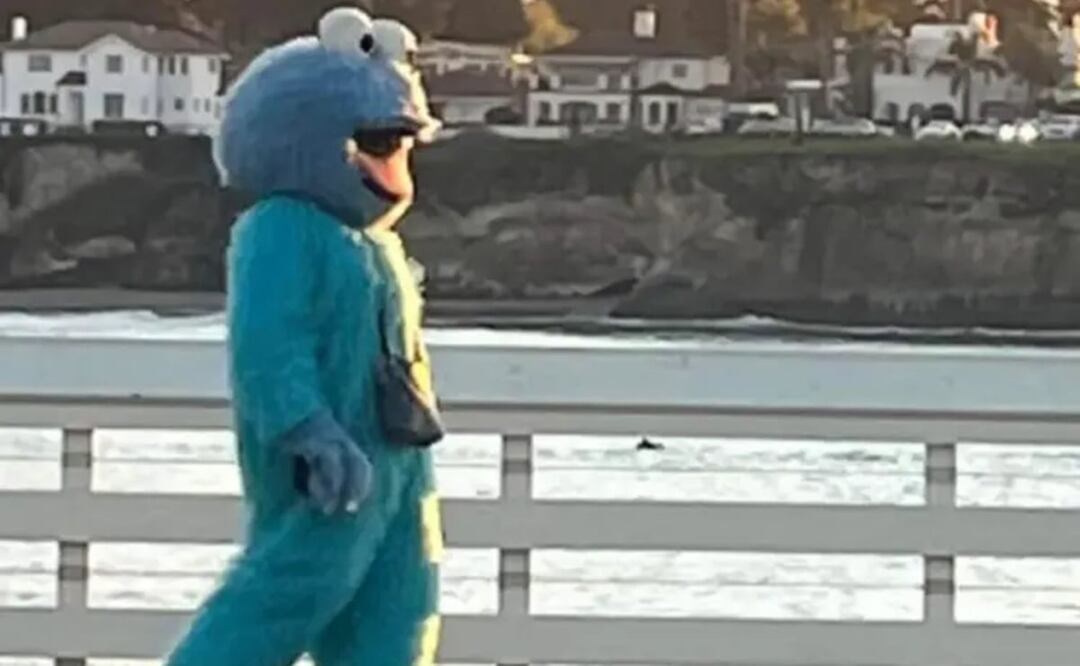 El hombre, vestido como el Monstruo de las Galletas, ha sido visto en el Muelle de Santa Cruz. Foto: Twitter / @MistralWinds