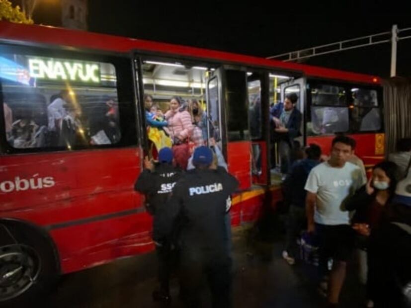 FOTOS: Chocan dos unidades de Metrobús en Reforma e Hidalgo; 20 personas en valoración médica