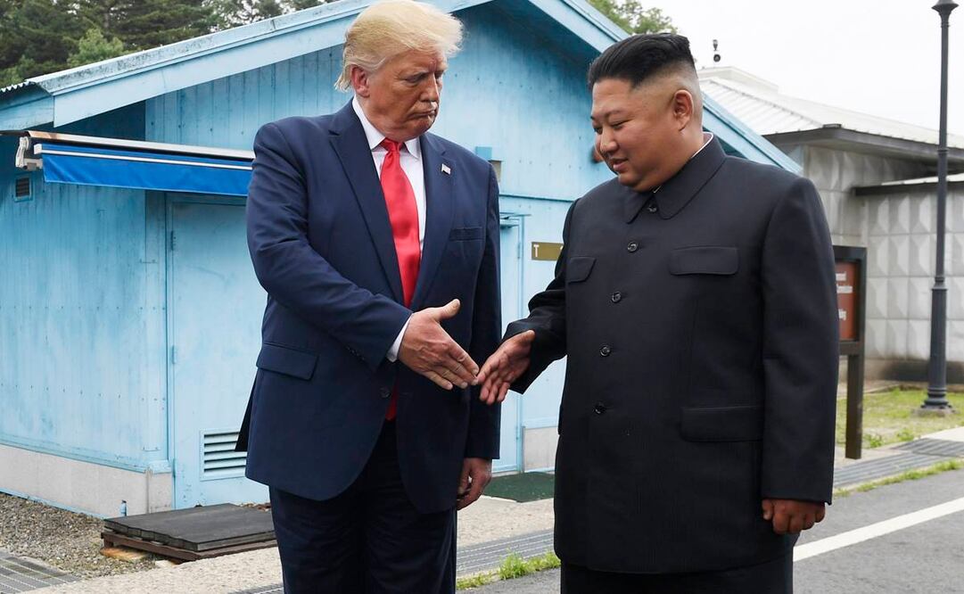 El presidente Donald Trump y el líder norcoreano Kim Jong Un en una cumbre en junio pasado (Foto: AP)