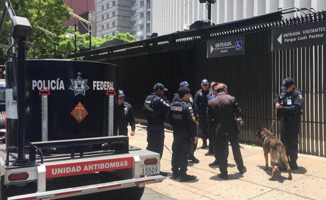 Policía Federal recorre con escuadrón canino instalaciones del Senado