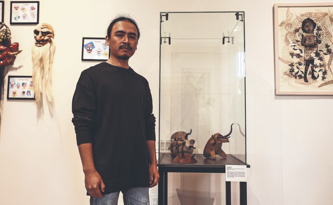 El artista Víctor Badillo, junto a una de las piezas que al inicio se creyó que fue elaborada con restos arqueológicos, durante la inauguración de la exposición de beneficiarios del Sistema de Apoyos a la Creación y Proyectos Culturales, en Los Pinos. FOTOS: GABRIEL PANO. EL UNIVERSAL
