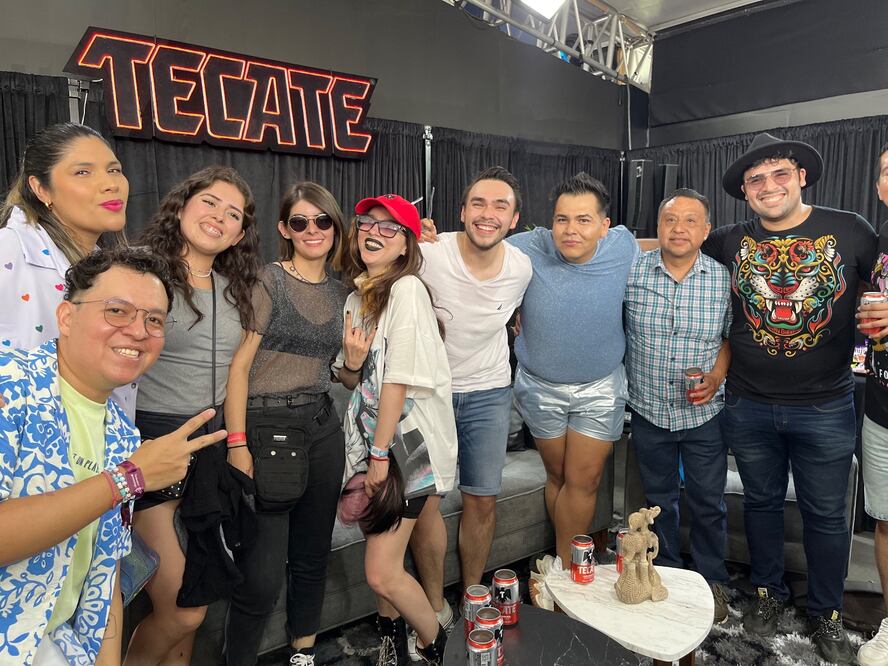 Los ganadores, subieron junto con la artista al “Bar Tecate” a que los consintiera con una cerveza para el calor, mientras disfrutaban de una vista espectacular. Foto: Emmanuel Espinosa - EL UNIVERSAL
