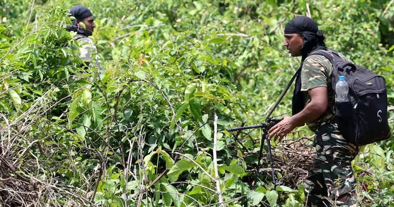 Personal de seguridad patrullando en la zona forestal de Saranda en operaciones contra maoístas en el distrito de West Singhbhum de Jharkhand, en India. FOTO: AFP