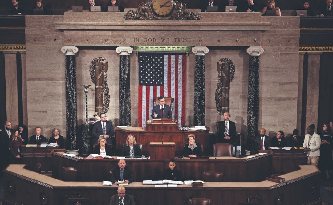 El presidente de la Cámara de Representantes de Estados Unidos, Mike Johnson, ayer al pronunciar un discurso después de ser reelegido en el cargo, en Washington. Foto: de CHIP SOMODEVILLA. AFP