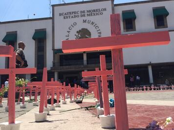 Activistas colocan 600 cruces en Ecatepec por feminicidios