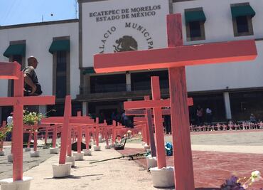 Activistas colocan 600 cruces en Ecatepec por feminicidios