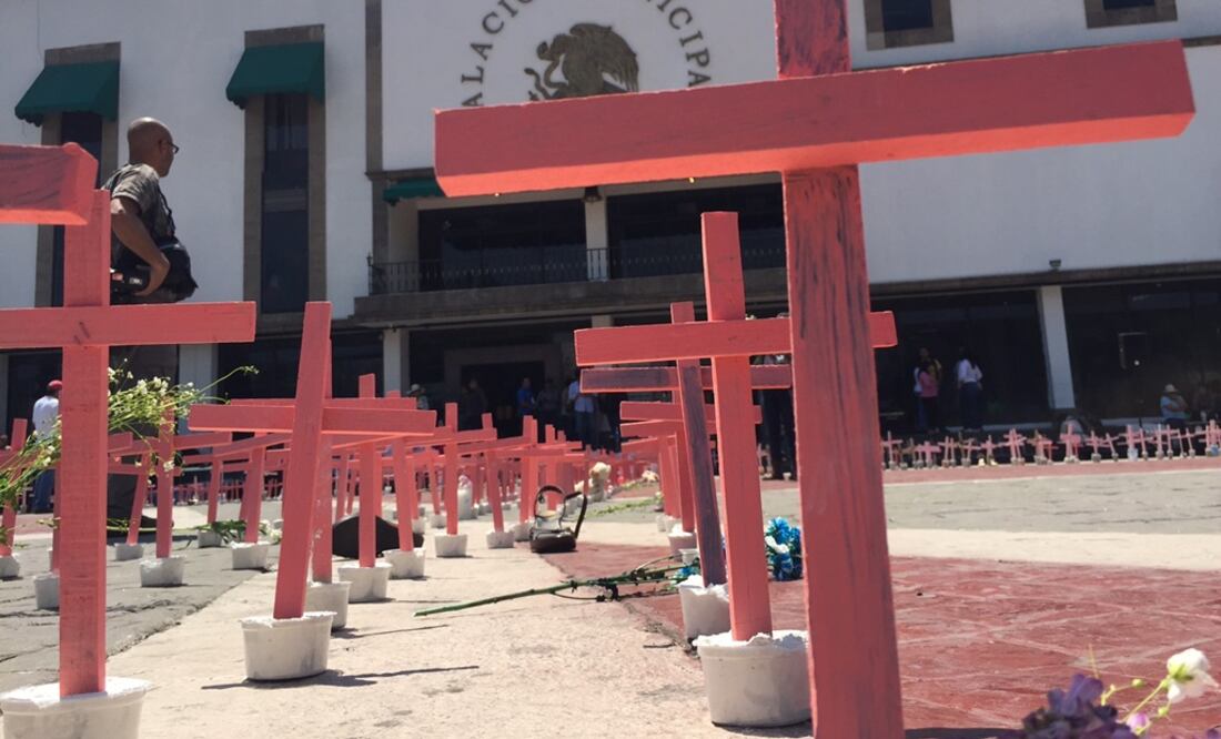 Organizaciones sociales colocaron 600 cruces que corresponden a las muertes de mujeres que se han registrado en el Estado de México (Foto: Emilio Fernández Román)