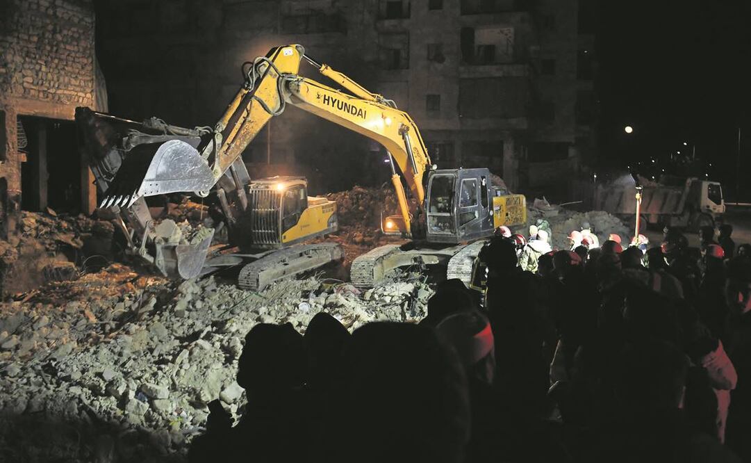 Los equipos de rescate buscan entre los escombros de un edificio derrumbado en la ciudad siria de Alepo.