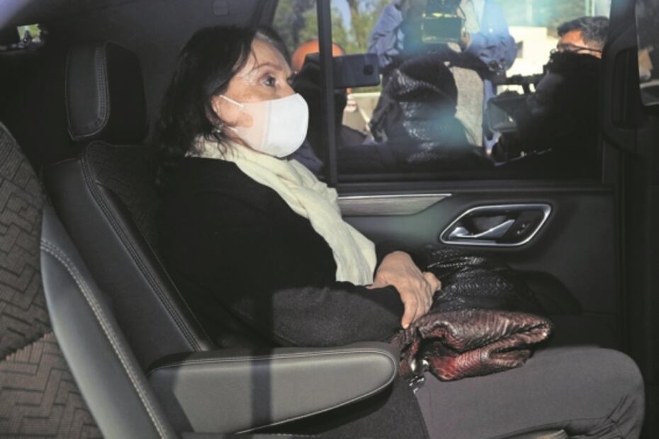 Lozoya cambió el traje sastre por el uniforme beige