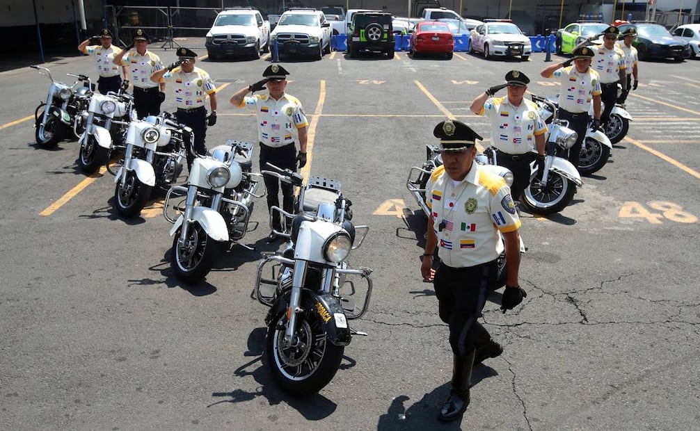 Para iniciar su espectáculo ante la lente de EL UNIVERSAL, el Equipo Internacional de Acrobacia, adscrito a la SSC, formó sus "fierros" en V y desmontó para aguardar la señal de su comandante, Miguel Ángel Jiménez. Foto: Francisco Rodríguez/EL UNIVERSAL.