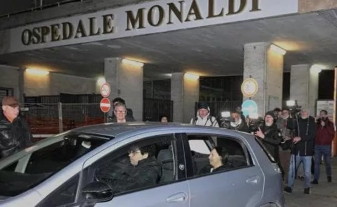 La entrada del centro médico Ospedale Monaldi permaneció bajo atención mediática mientras avanzaban las diligencias por el caso. Foto: @ApolideL.