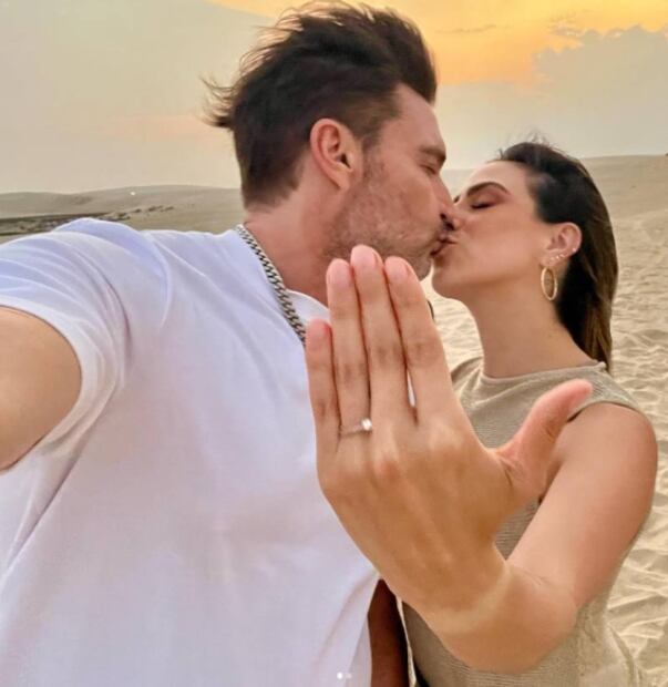 Julián Gil y Valeria Marín se comprometen en pleno desierto de Qatar