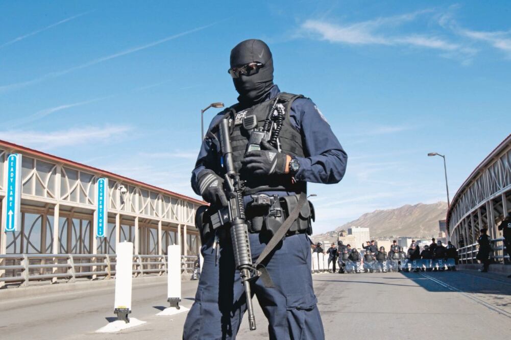 Un centenar de agentes de Aduanas y Protección Fronteriza entrenaron ayer en los puentes internacionales en El Paso, Texas. (JOSÉ LUIS GONZÁLEZ. REUTERS)