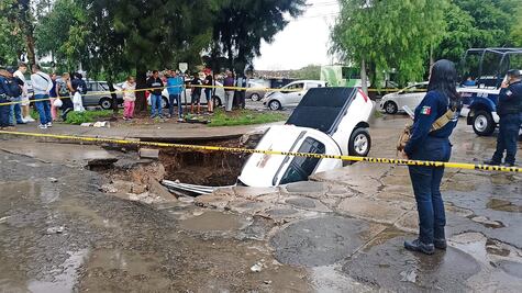 Vehículo cae en socavón formado por lluvias