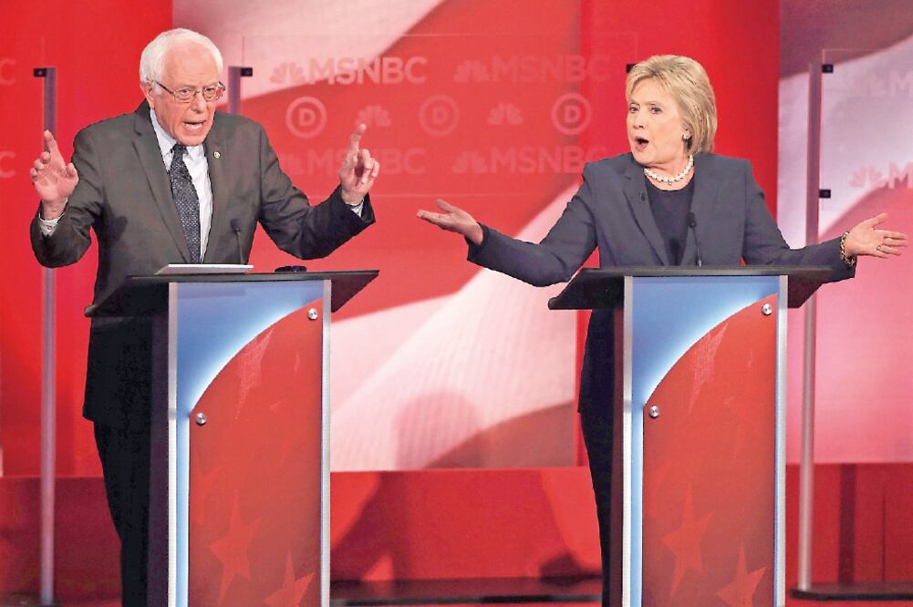 La ex secretaria de Estado, Hillary Clinton, y el senador Bernie Sanders en el debate de anoche (ESPECIAL)