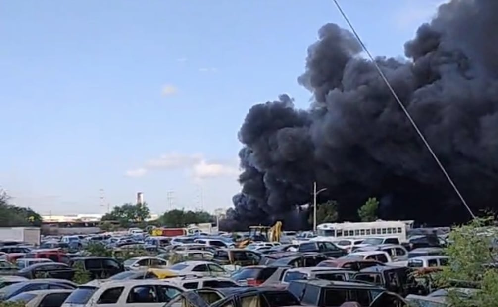 Incendio consume vehículos en corralón de Reynosa, Tamaulipas; fuego se propagó por fuertes vientos.
Foto: Especial.
