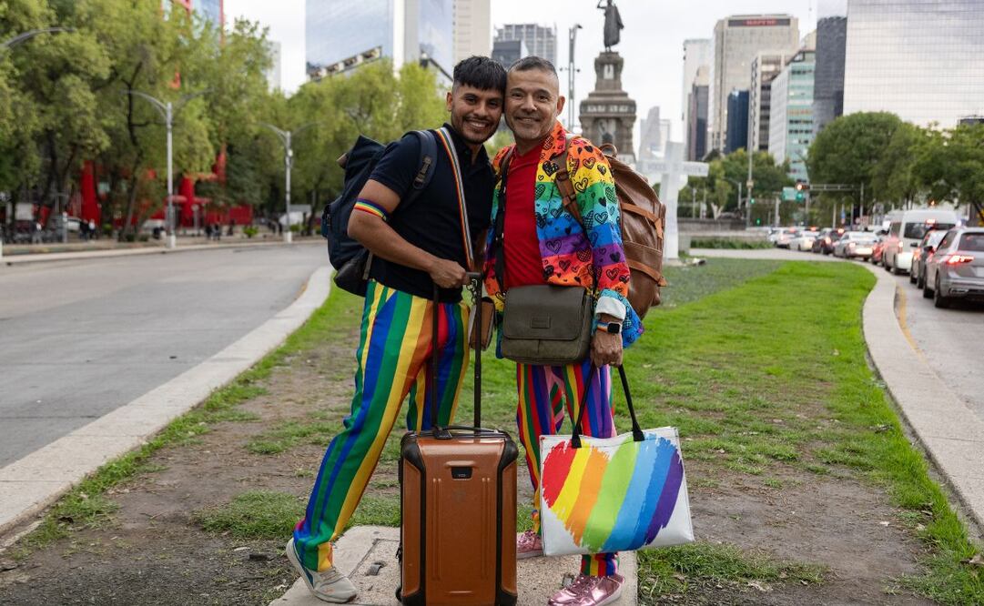 Héctor Contreras y Martín Reyes viajaron desde Tulum, Quintana Roo, a la marcha del orgulllo LGBTQ+ en CDMX. Foto: Hugo Salvador/EL UNIVERSAL