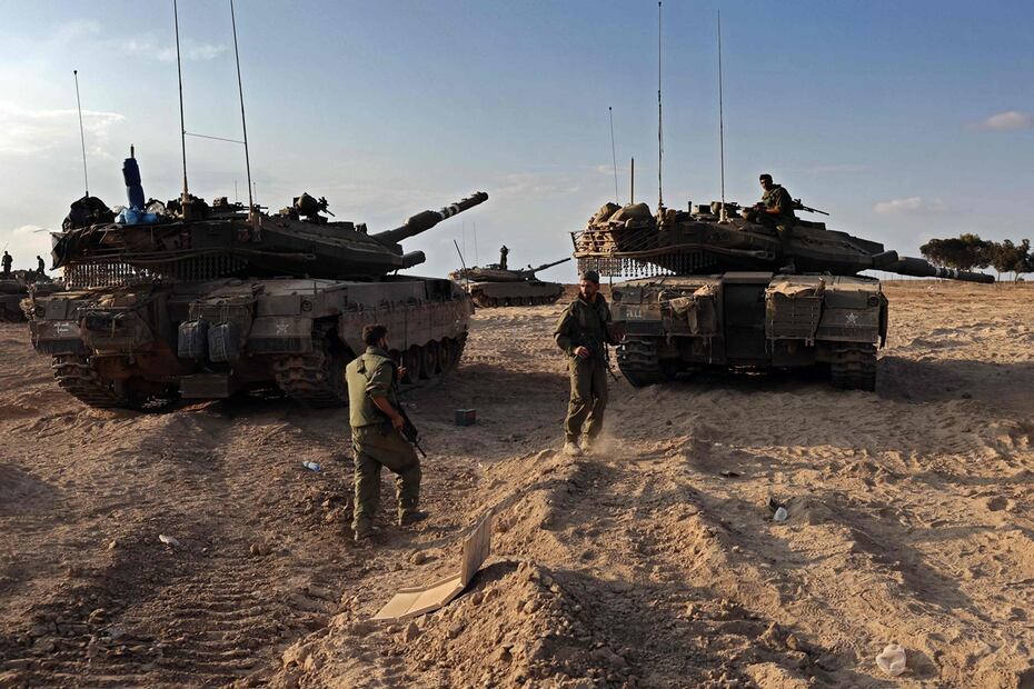 Tropas y tanques israelíes se reúnen en un campo cerca del kibutz Beeri en el sur de Israel el 14 de octubre de 2023. Foto: AFP