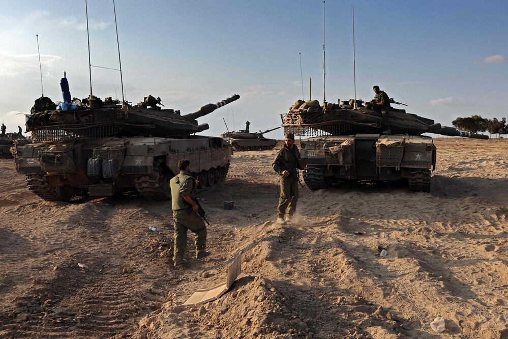 Tropas y tanques israelíes se reúnen en un campo cerca del kibutz Beeri en el sur de Israel el 14 de octubre de 2023. Foto: AFP