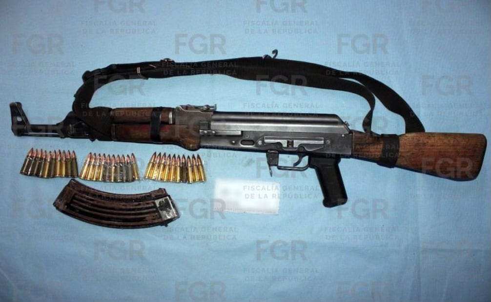 Al momento de su detención, aseguraron cuatro fusiles, una pistola, 17 cargadores y dos mil 141 cartuchos. Foto: Especial