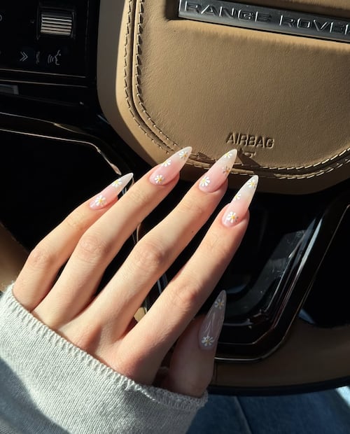 Las margaritas para las uñas es un diseño fácil y bonito de recrear. Foto: Instagram @nailsbyzola
