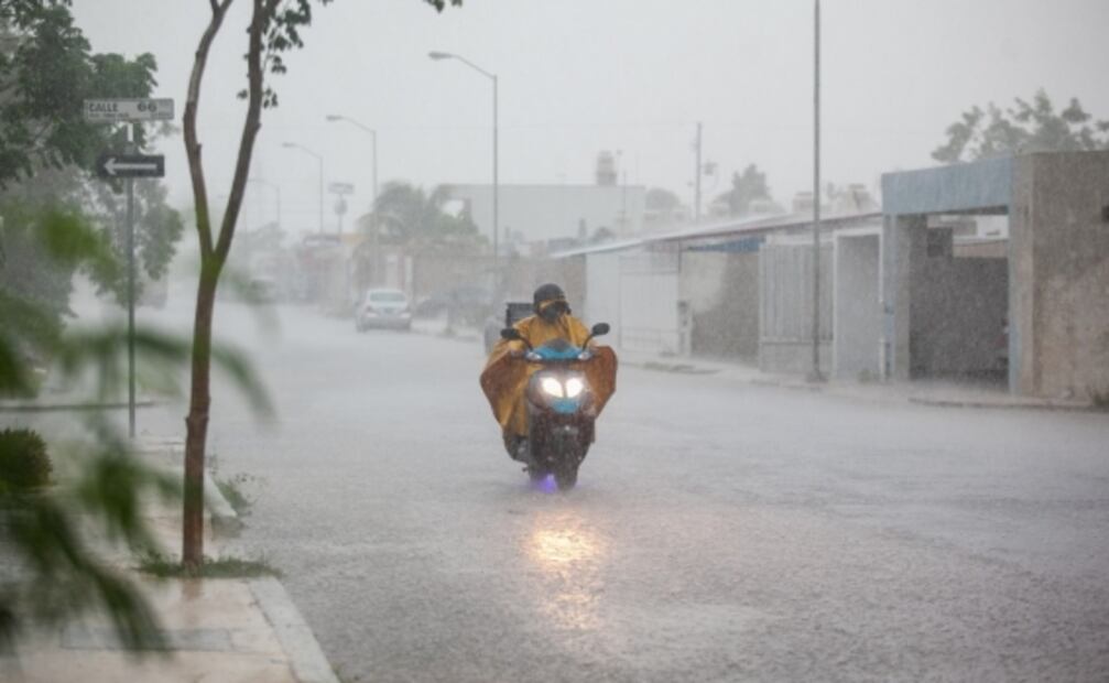 Los elementos de Protección Civil colocaron desde el lunes pasado banderas azules para indicar la alerta de bajo riesgo ante la cercanía del primer ciclón tropical de la temporada. Foto: archivo