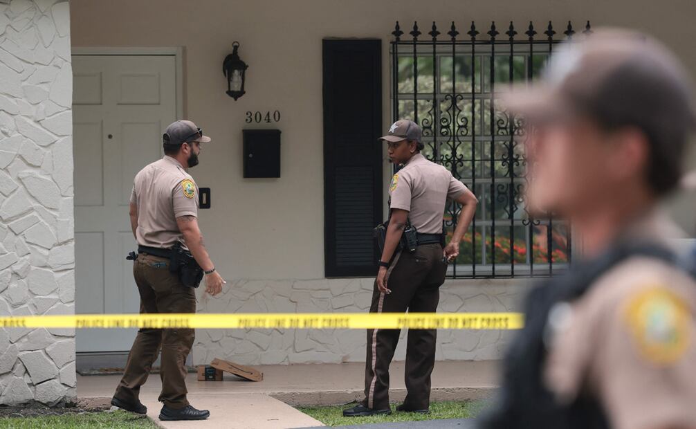 Agentes de la Oficina del Sheriff del condado de Miami-Dade visitan la vivienda donde se encontraba Perez Hilton tras parecer haberse autolesionado durante una transmisión en vivo en TikTok.
Foto de JOE RAEDLE / GETTY IMAGES NORTH AMERICA / Getty Images vía AFP.
